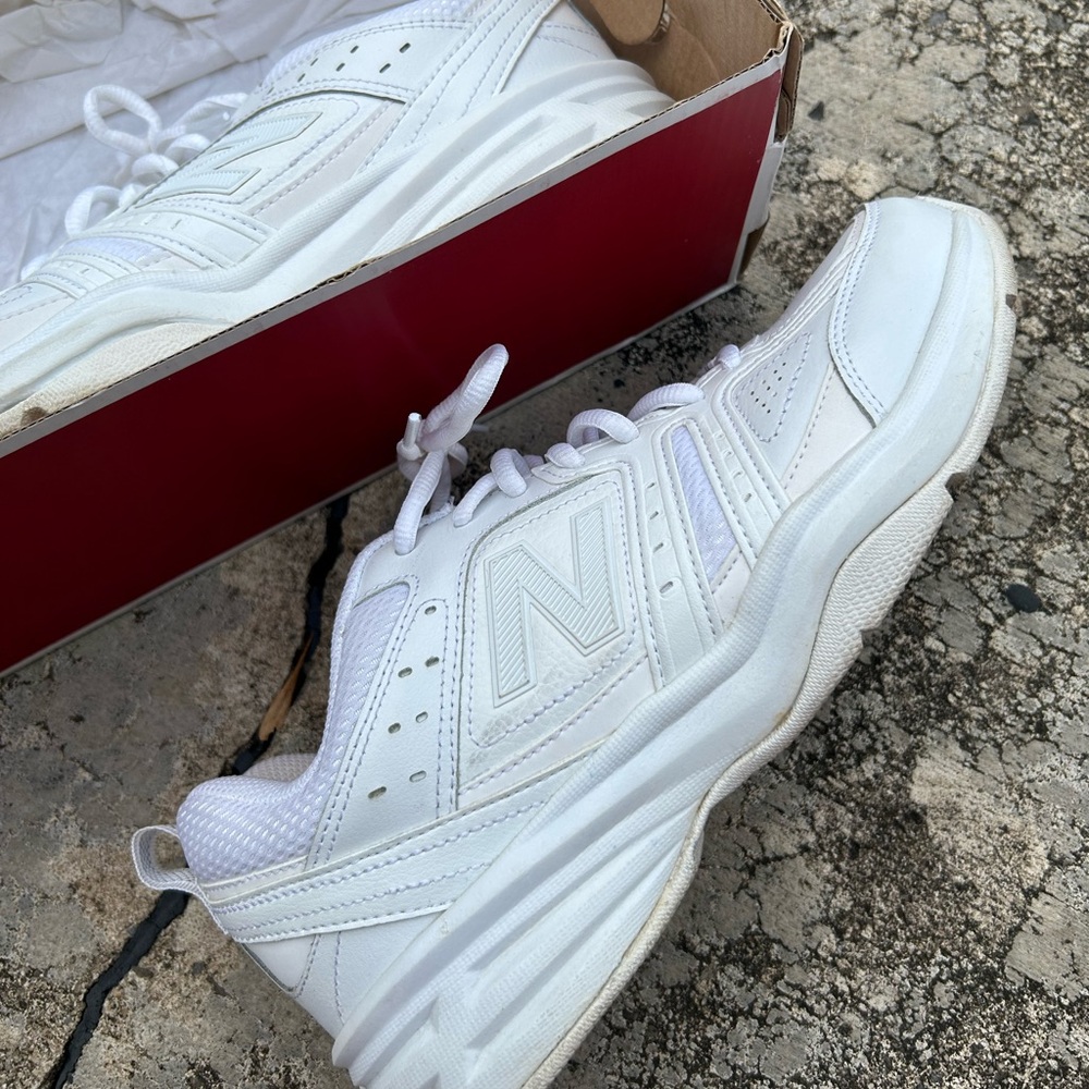 Women’s 9 1/2 New balance training shoes white